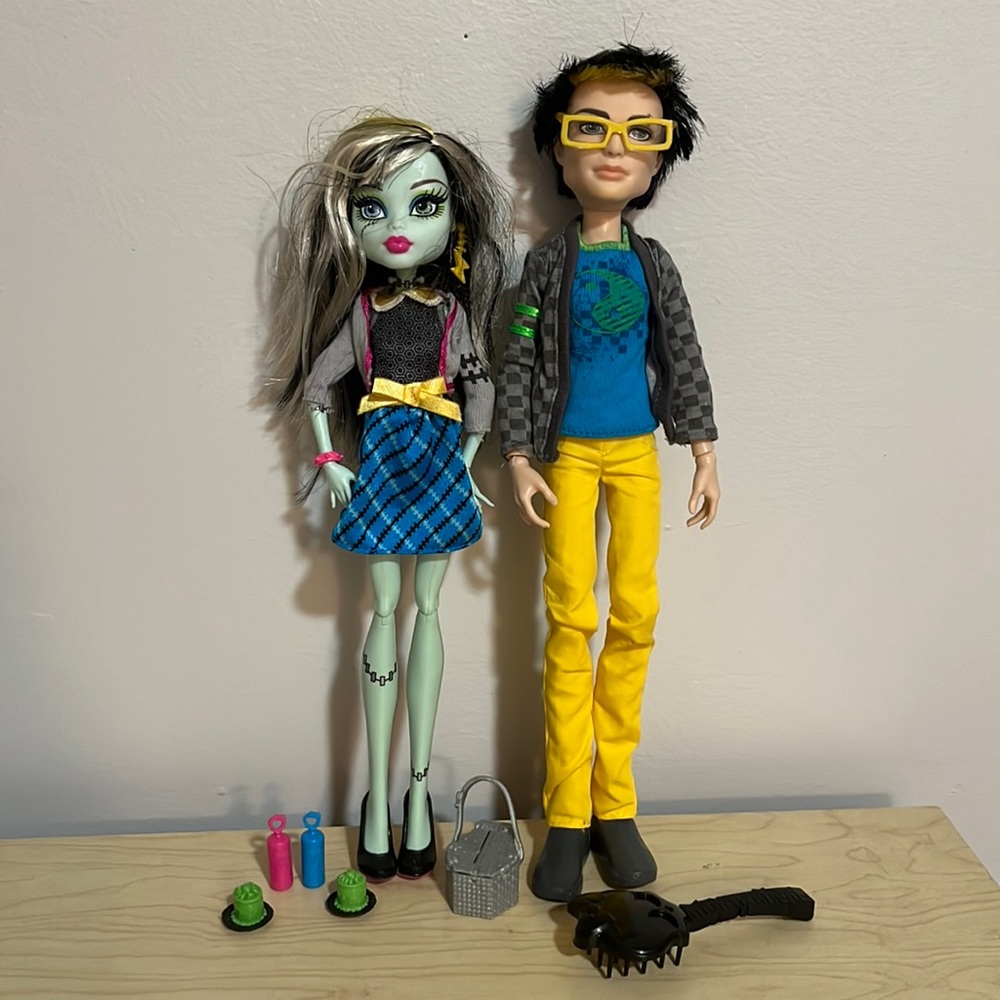 Monster High Picnic Casket 2 Pack - Jackson Jekyll and Frankie Stein Dolls